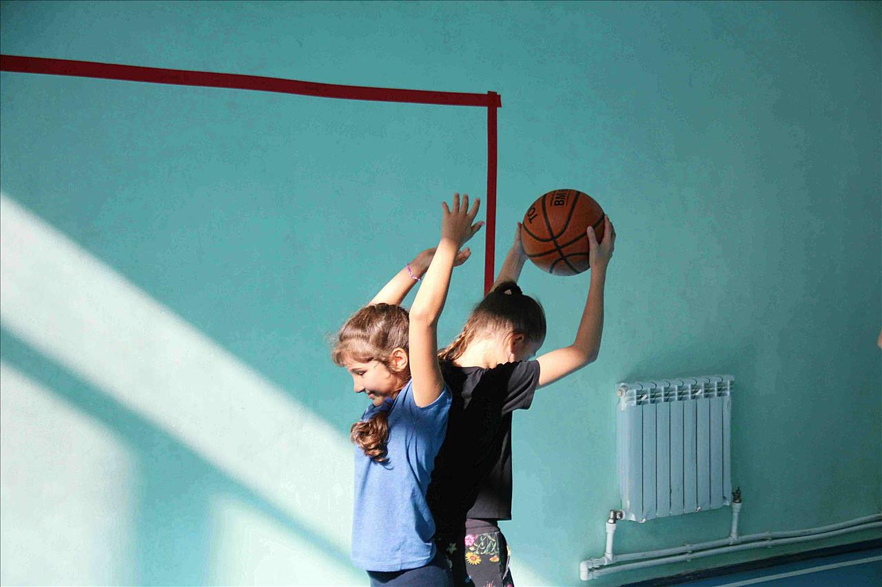 Урок баскетбола 6 класс. Баскетбол дети. Урок баскетбола в школе. Баскетбол в школе. Занятия баскетболом.